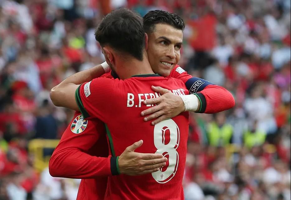 德甲直播-英媒:C罗曾邀请B费加盟胜利,后者表示想在欧洲至少再踢1年