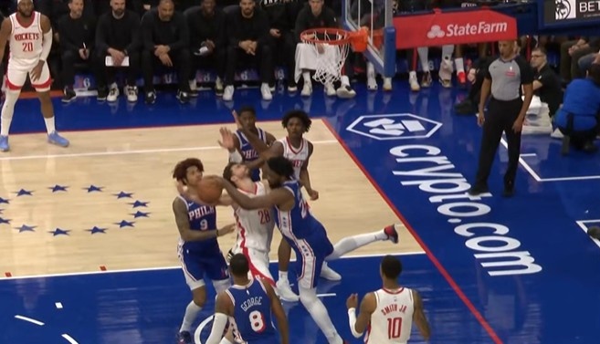 注册特权-是个好防守！申京篮下强打恩比德造犯规 76人挑战成功